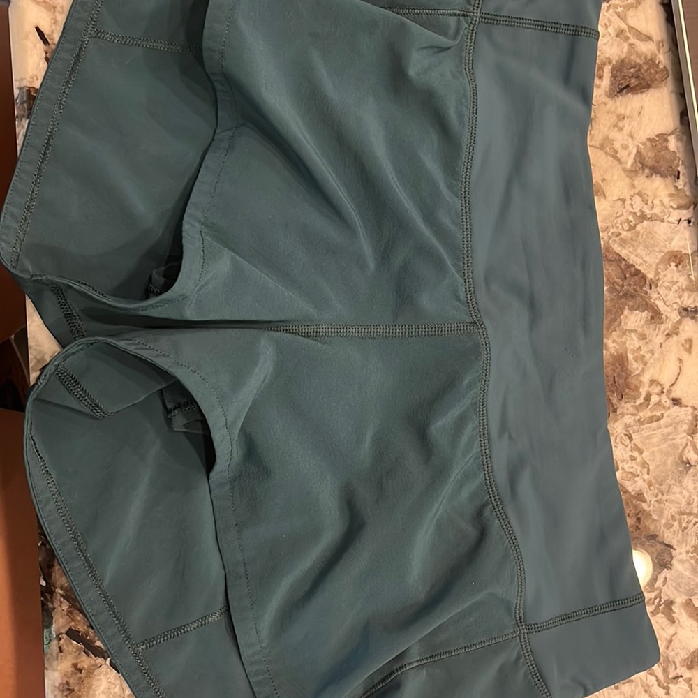 Lululemon Size 6 2.5” speed up short